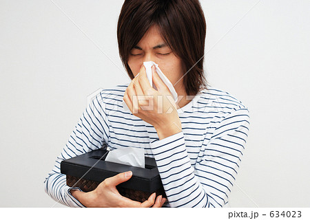 鼻をかむ男性 634023