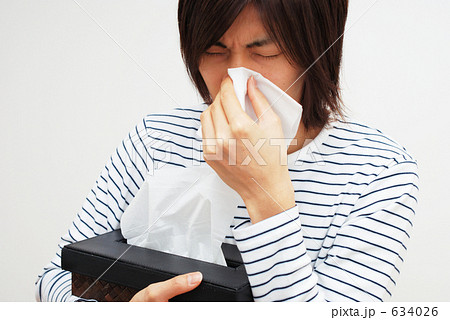 鼻をかむ男性 634026