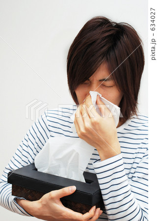 鼻をかむ男性 634027