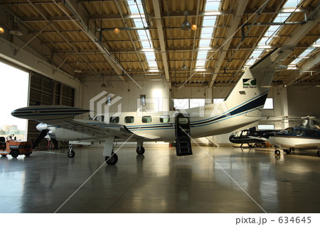 セスナ機-整備中 634645