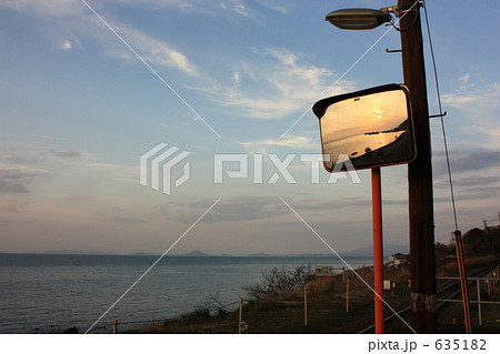 ミラーに写り込んだ沈みゆく夕日と周りの風景 635182