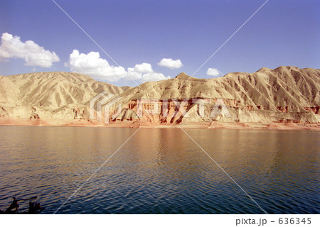 炳霊寺にむかう黄河の水面と断崖 炳霊寺にむかう黄河の水面と断崖 636345