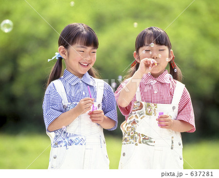 シャボン玉で遊ぶ姉妹（双子） 637281