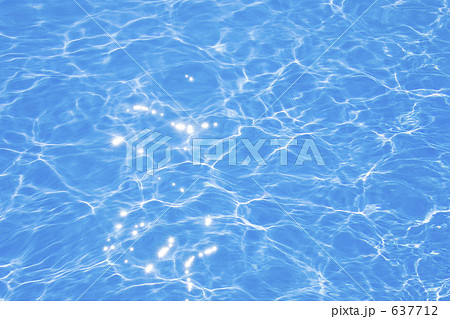プールの水面 637712