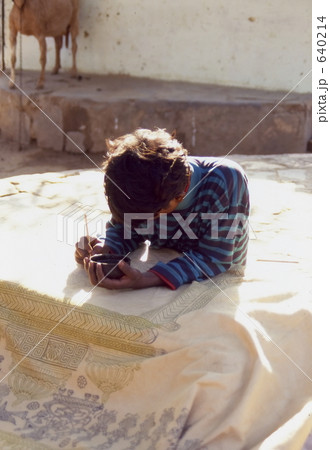 インド　染色業の少年 640214