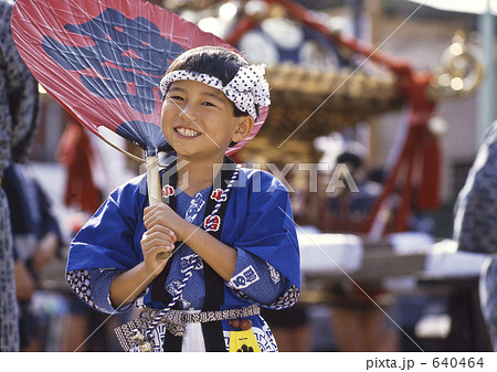 神輿の前の男の子 640464