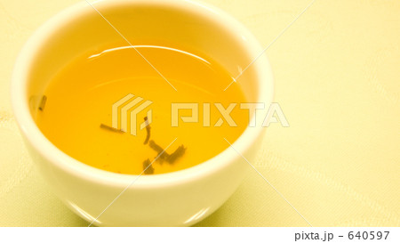 カップの中の茶柱 640597