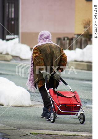 おばあちゃんの赤い車 643239