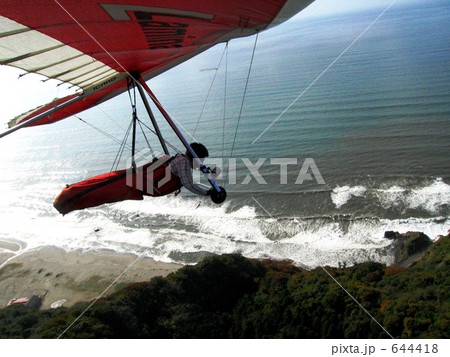 ハンググライダーで海岸線を飛行 ハンググライダーで海岸線を飛行 644418