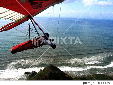 ハンググライダーで海岸線を飛行 644419