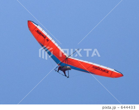 飛行中のハンググライダー 644433