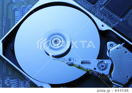 回転するハードディスク  644596