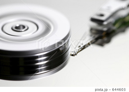 回転するハードディスク  644603