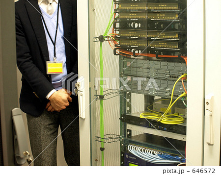 作業を監視するビジネスマン 646572