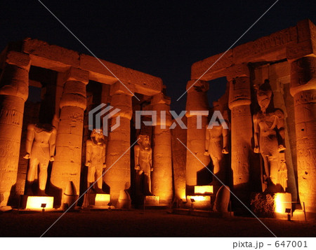 エジプト ルクソール ルクソール神殿のライトアップ エジプト ルクソール ルクソール神殿のライトアップ 647001