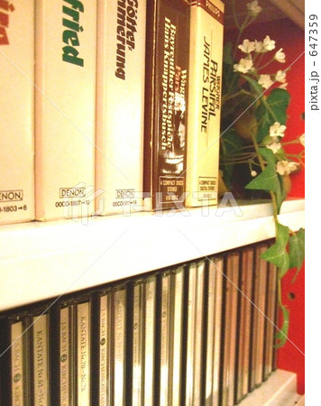 植物が腰掛けているCDラック 植物が腰掛けているCDラック 647359