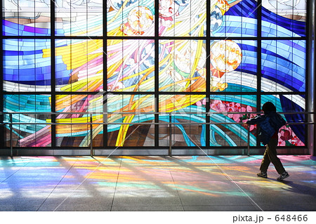 ステンドグラスの影ふみの写真素材
