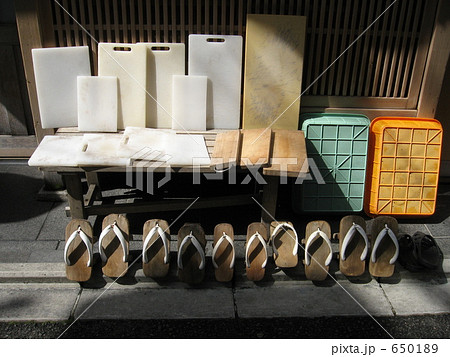 料理屋の店先で 料理屋の店先で 650189