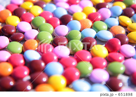 たくさんのカラフルなチョコ たくさんのカラフルなチョコ 651898
