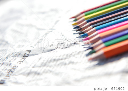 英字新聞と色鉛筆 英字新聞と色鉛筆 651902
