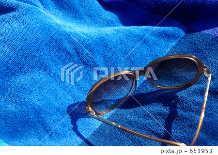 ビーチタオルとサングラス 651953