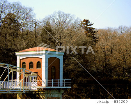 冬季の多摩湖　上貯水池の　取水塔 652209