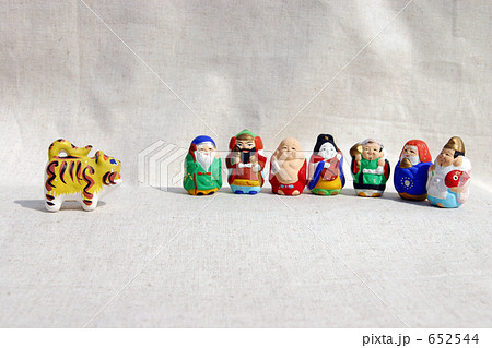 見つめ合うトラと七福神 652544