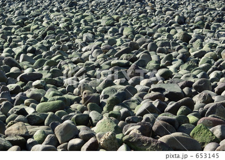 鎌倉　材木座海岸の和賀江島のごろた石 653145