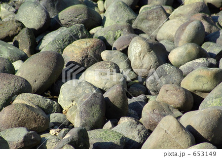 鎌倉　材木座海岸の和賀江島のごろた石 653149