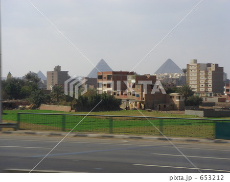 街中から見るギザの三大ピラミッド 653212
