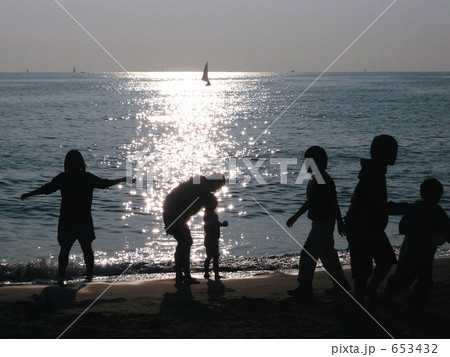 海面の煌めきと子供たち 653432