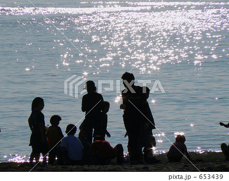 海面の煌めきと子供たち 653439