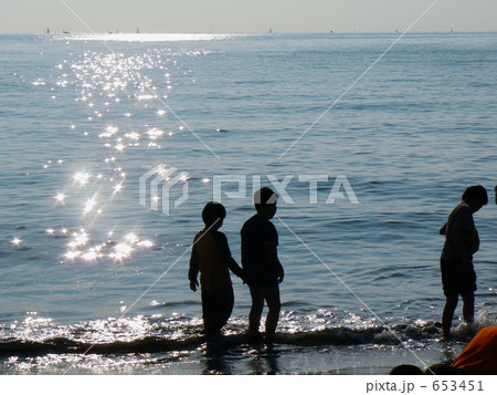 海面の煌めきと子供たち 653451