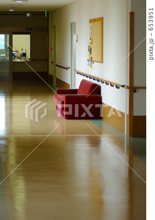 老人福祉施設の廊下 653951
