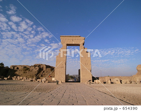 デンデラ エジプト ハトホル神殿の写真素材