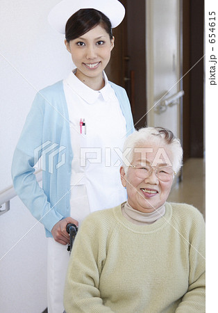 看護師とシニア 654615