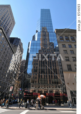 ガラスに映り込むクラシックなビル 654693