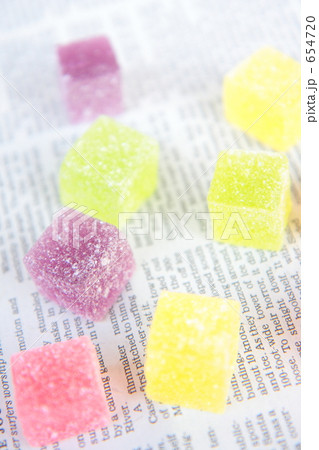 英字新聞と四角いグミ 英字新聞と四角いグミ 654720
