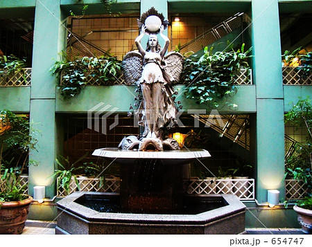 神戸大丸　パティオの彫刻 654747