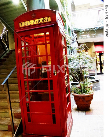 神戸大丸　パティオの電話ボックス 654748