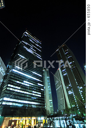 夜の高層ビル 655850
