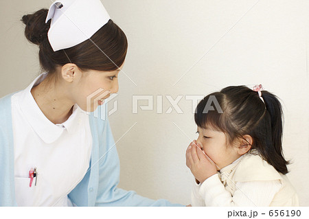 看護婦と咳き込む子供の写真素材