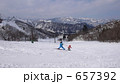 スキー場　親子連れ 657392