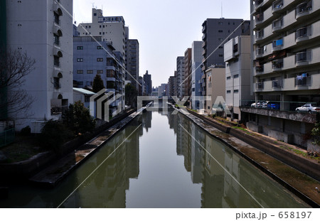 コンクリートに囲まれた河川　HDR 658197