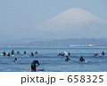 サーファーと富士山 658325