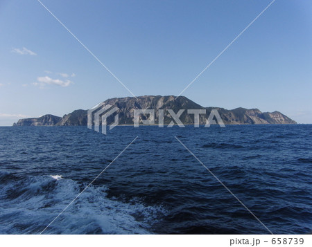 神津島の断崖を東側海上より見た 658739