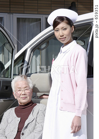 介護車とシニアと看護師 659351