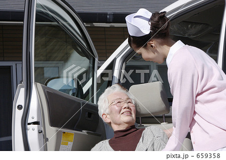 介護車とシニアと看護師 659358