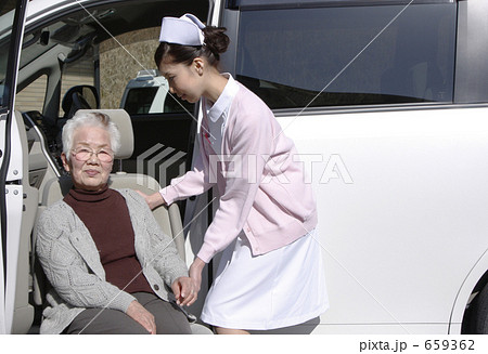 介護車とシニアと看護師 介護車とシニアと看護師 659362