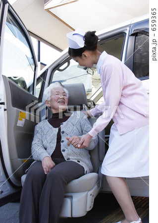 介護車とシニアと看護師 659365